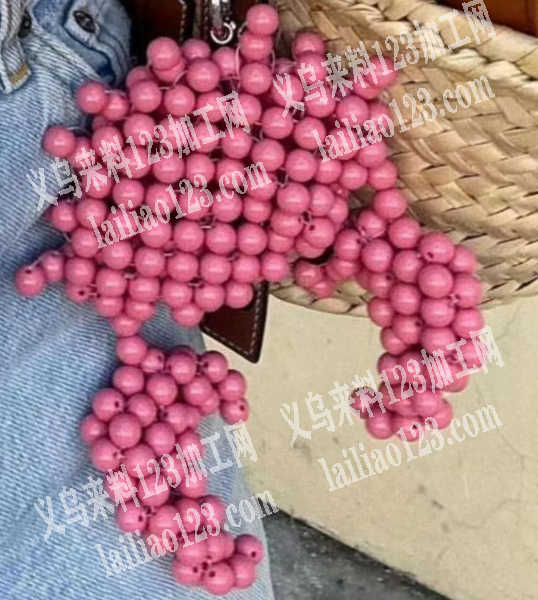 穿珠子编织挂件的手工活外发加工，如图，寻