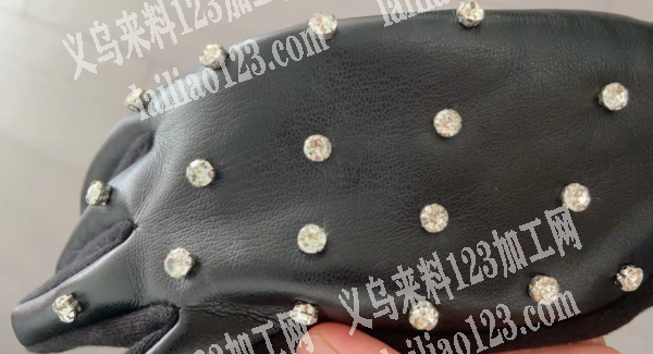 手套上面钉钻外发加工，附图片。有打扣的工