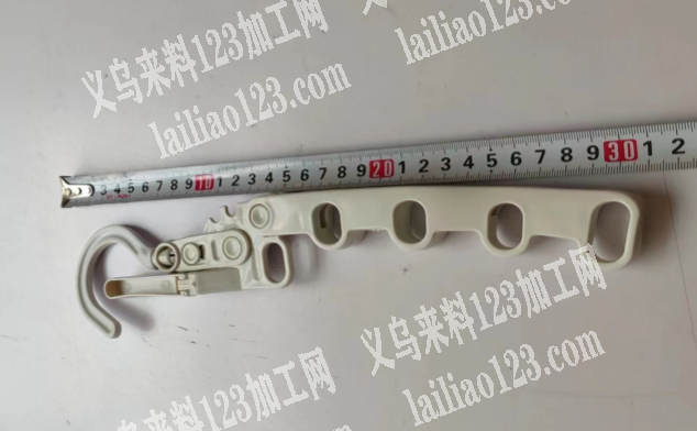 《量大，一次好几万》塑料五孔衣架订单，工