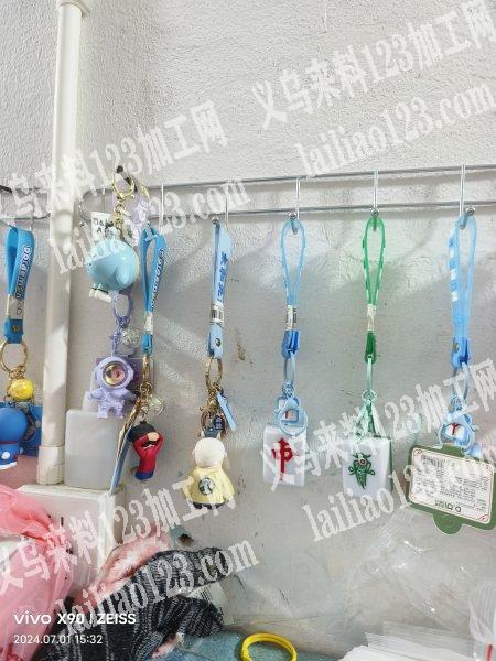 专业钥匙扣挂圈打铆钉组装包装