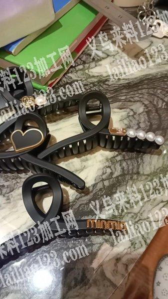 公司50万抓夹粘配件手工活外发，如图，粘贴片