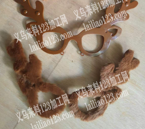 大量面具打胶的手工活外发，这个面具上面粘