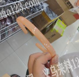 寻找如图发箍，塑料的，有现货的联系