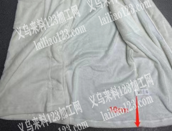 毛绒睡衣外发加工，如图，下面的边是10c