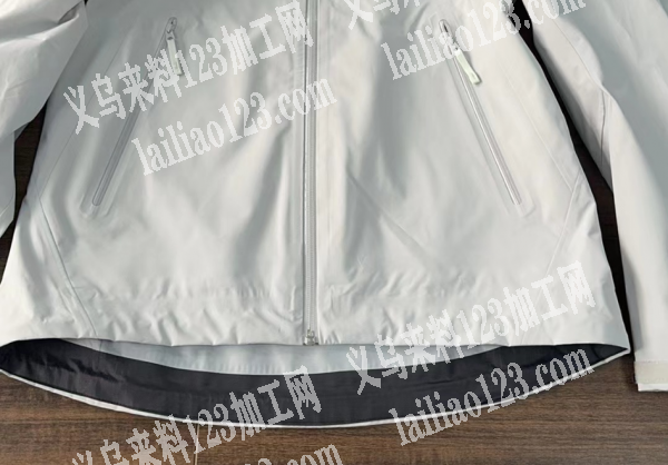 公司大量压胶服装订单外发加工，。寻找大型