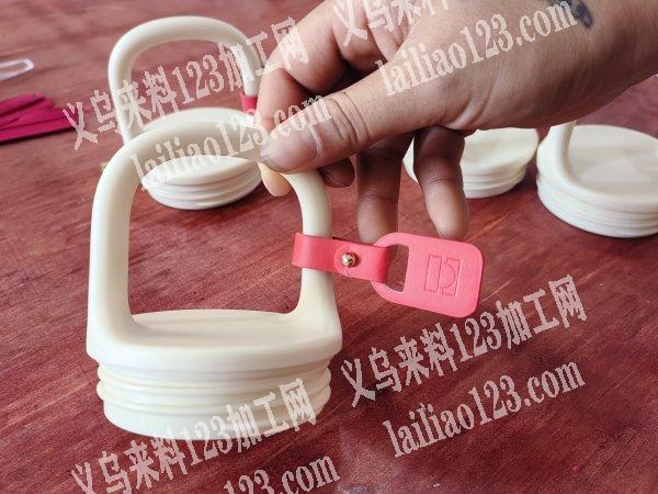 诚接杯盖、线端、打胶、穿礼盒线、组装等，