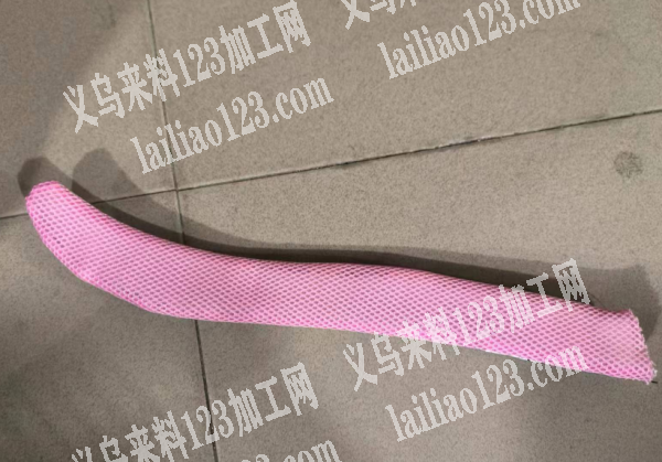 老板委托寻找：机器翻双肩包背带外发加工，