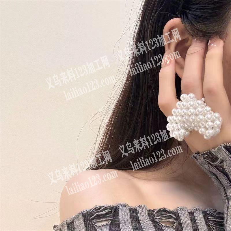 如图，鱼线编织穿珠子的手工活外发加工，寻
