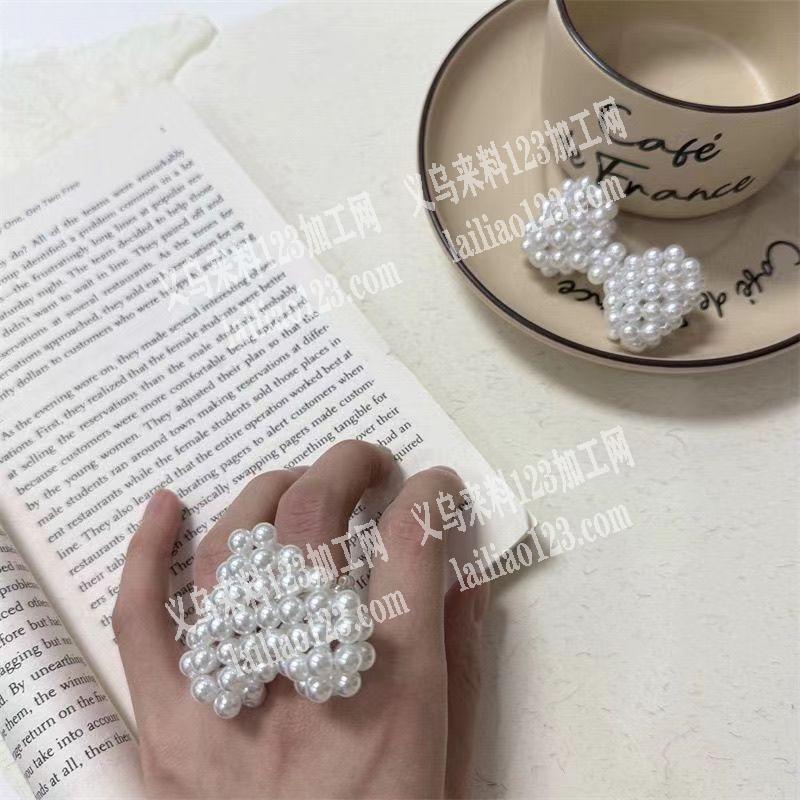 如图，鱼线编织穿珠子的手工活外发加工，寻