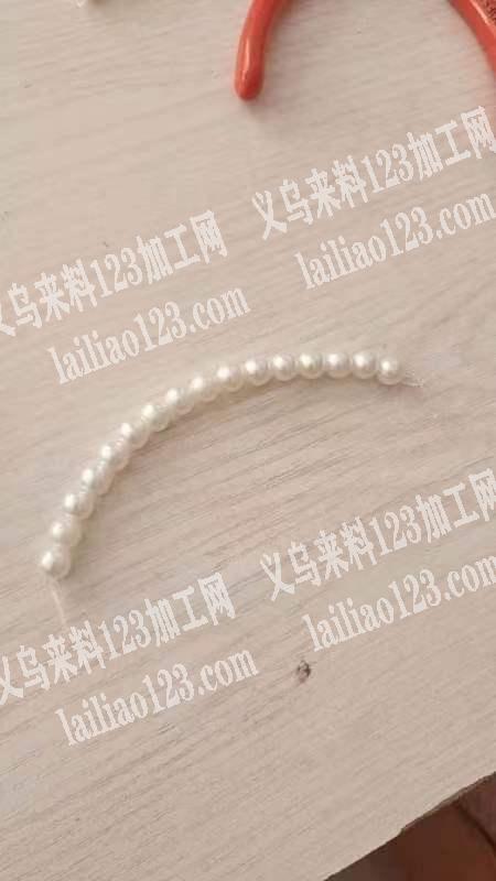 如图，16个串珠串一串，然后两头打结，会