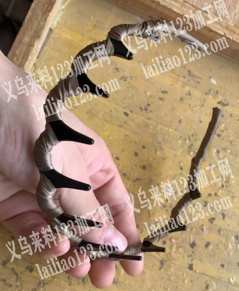 绕布条的手工活，发箍上面，这个现在是爆款