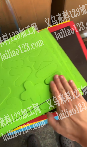 工价3元一套，手工活外发，扣字母，如图，