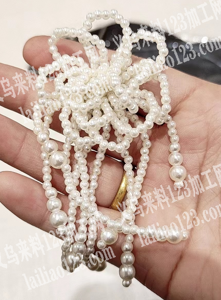 串珠编织成花朵再手缝的手工活，附图片，寻