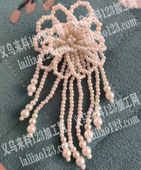 串珠编织成花朵再手缝的手工活，附图片，寻