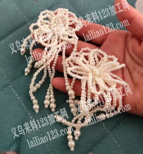 串珠编织成花朵再手缝的手工活，附图片，寻