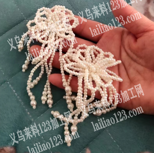 串珠编织成花朵再手缝的手工活，附图片，寻