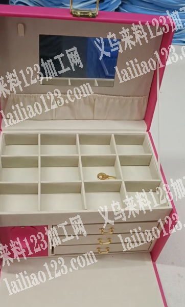 寻找箱包工厂，高17.5。宽18.2。长25.5。，大