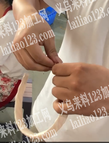 头箍穿布条的手工活外发，如图，布条穿进去