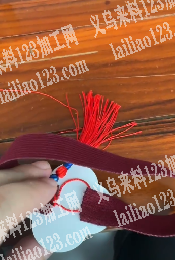 把这个皮筋和流苏粘在卡片上的手工活，谁家