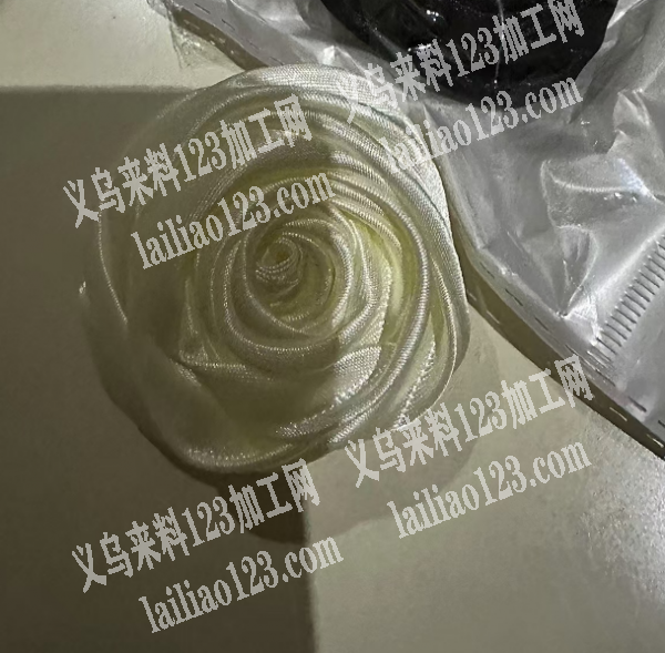 手卷花手工活外发，如图，手卷布花打胶的手