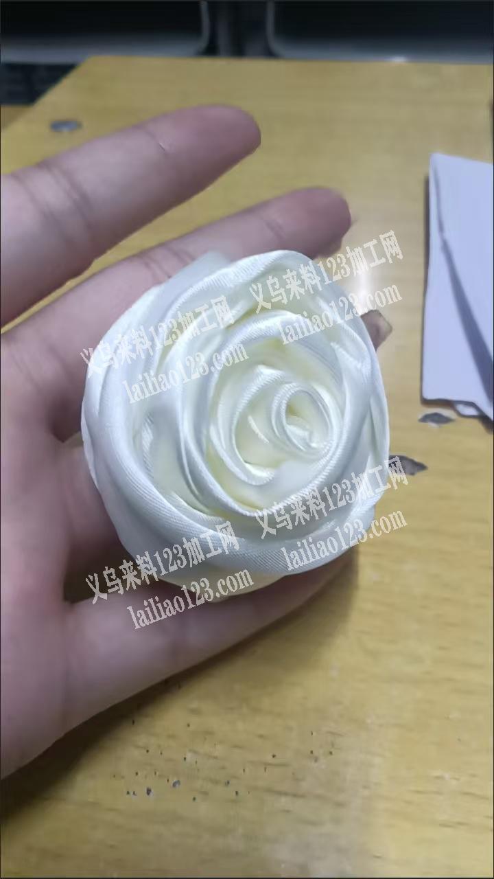 手卷花手工活外发，如图，手卷布花打胶的手