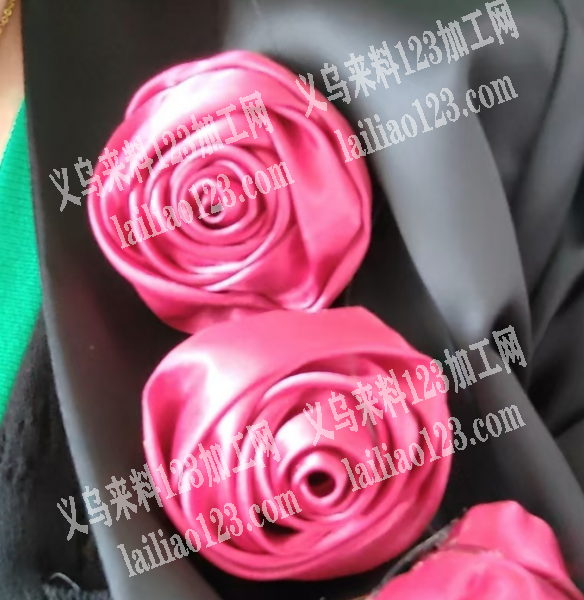手卷花手工活外发，如图，手卷布花打胶的手