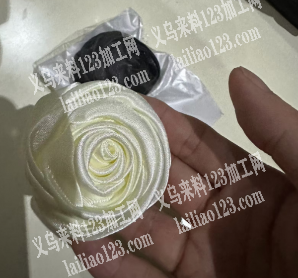 手卷花手工活外发，如图，手卷布花打胶的手
