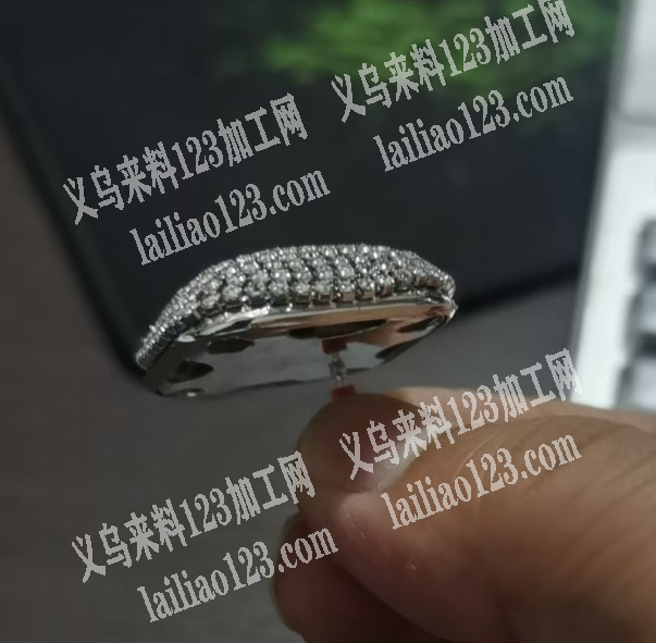 耳钉上面粘爪链的手工活外发加工，如图，需