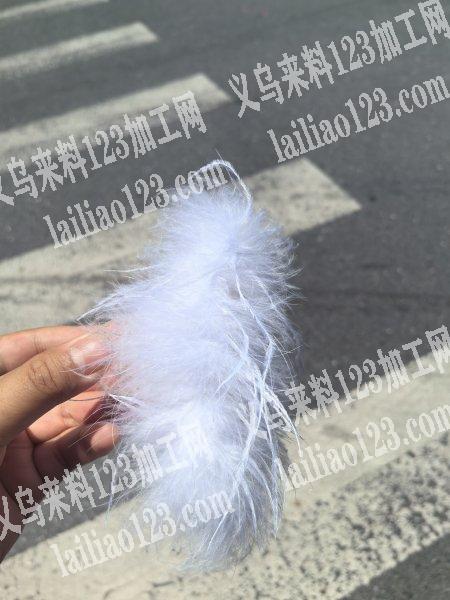 《长期有》打胶枪粘羽毛的手工活，抓夹上面