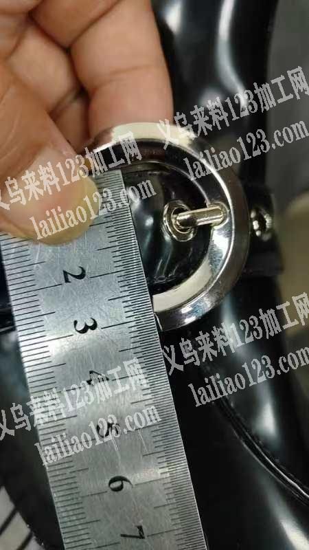 找如图鞋子的装饰扣，有货的请联系详谈，。