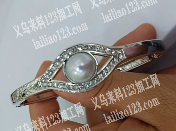 寻找有专业做这款合金手镯的工厂，请联系详
