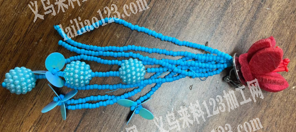附图片，穿米珠粘花的手工活外发，如图，会