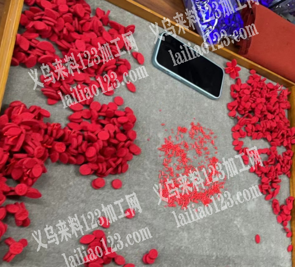 附图片，穿米珠粘花的手工活外发，如图，会