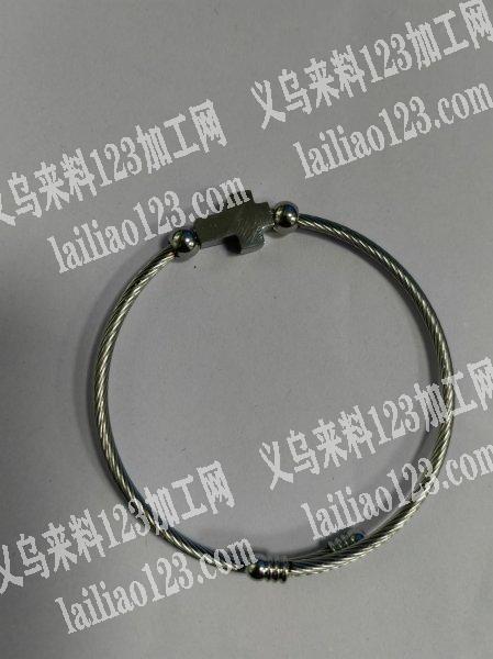 如图，寻找这个钛钢的的手镯，找厂家，有货
