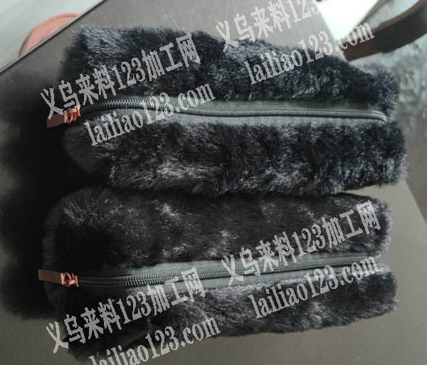 我公司大量如图小包订单，毛绒材质，需要寻