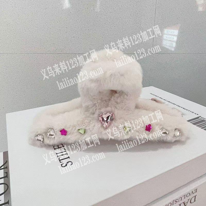 毛绒抓夹上面粘配件的手工活外发，如图，会