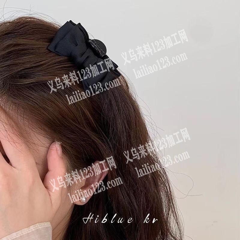 小抓夹的手工活，把布艺蝴蝶结粘在抓夹上面