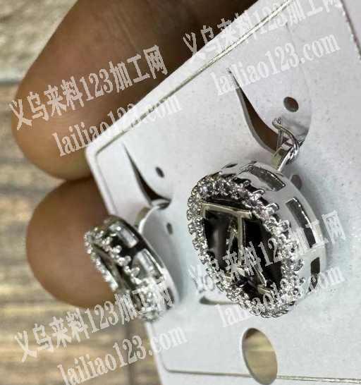 寻找如图耳环，量大，有货的联系。微信详谈
