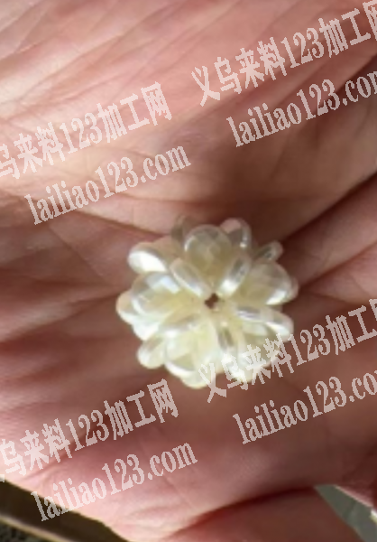 《发乡下做》鱼线穿珠子编织成花球，的手工
