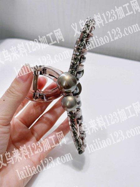 抓夹上面粘半圆珍珠的手工活外发加工，如图