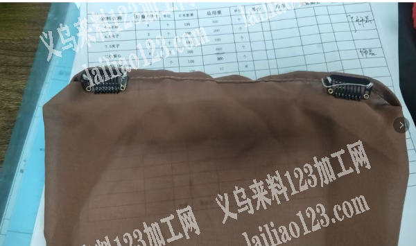 老板委托寻找：布上面缝扣子外发加工，如图