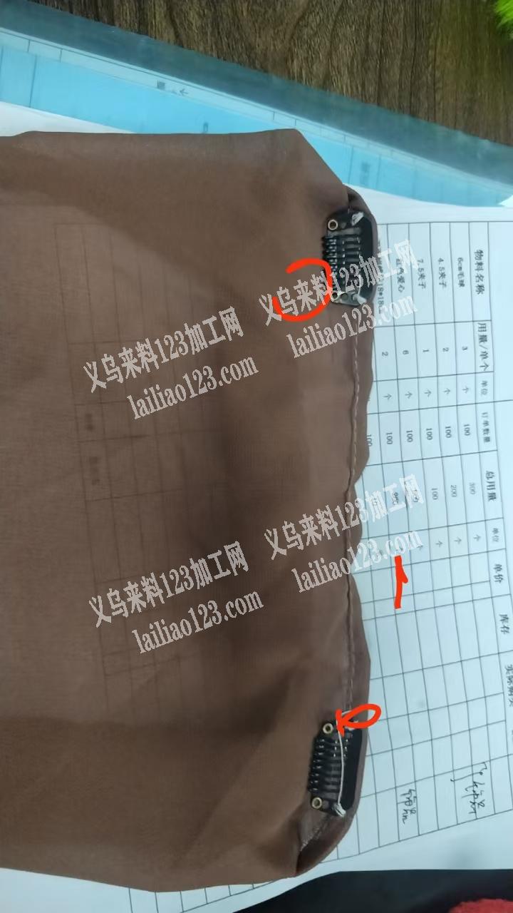 老板委托寻找：布上面缝扣子外发加工，如图