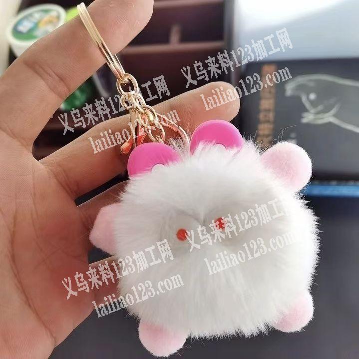 毛绒挂件粘胶的手工活外发加工，耳朵眼睛脚