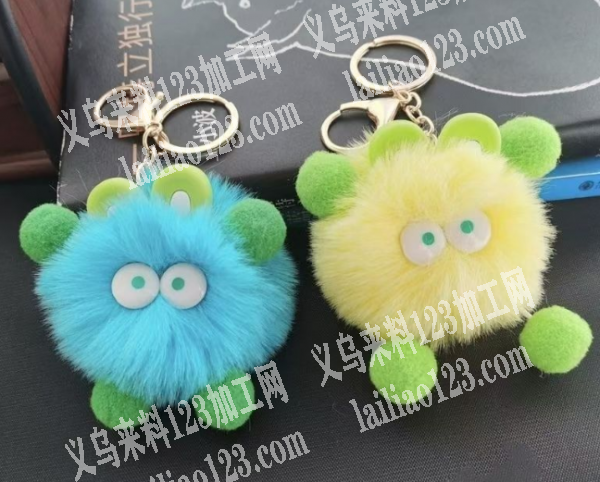毛绒挂件粘胶的手工活外发加工，耳朵眼睛脚