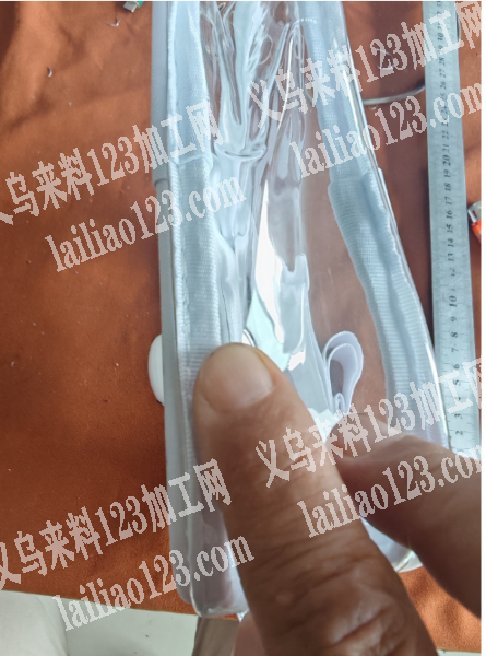 儿童挎包，PVC包包订单外发加工，如图，