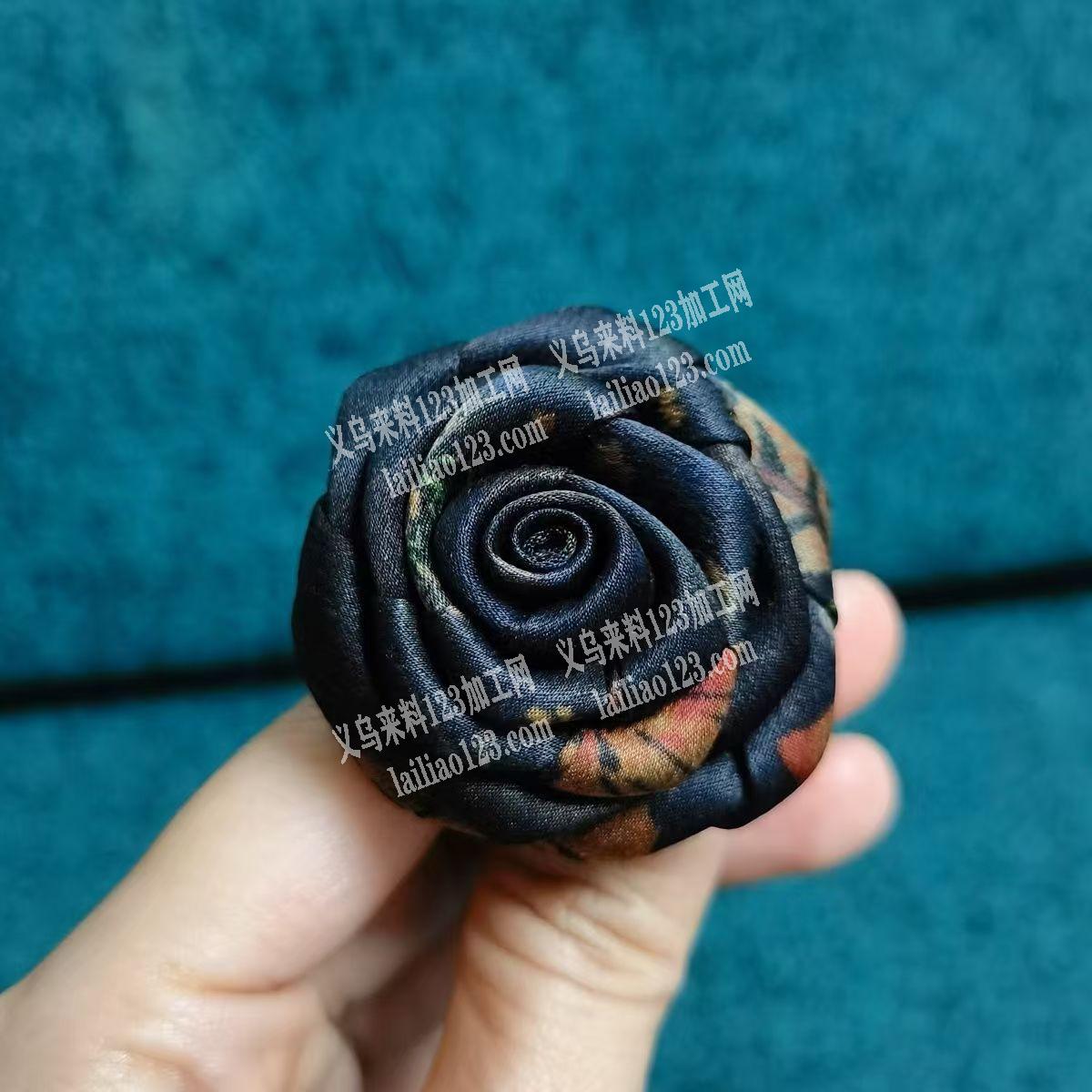 手卷花+粘胶的手工活外发加工，反面年一个