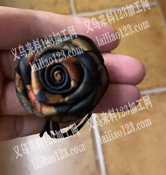 手卷花+粘胶的手工活外发加工，反面年一个