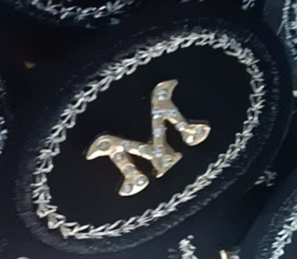 寻找皮标厂家，如图，找M皮牌，工厂或者有