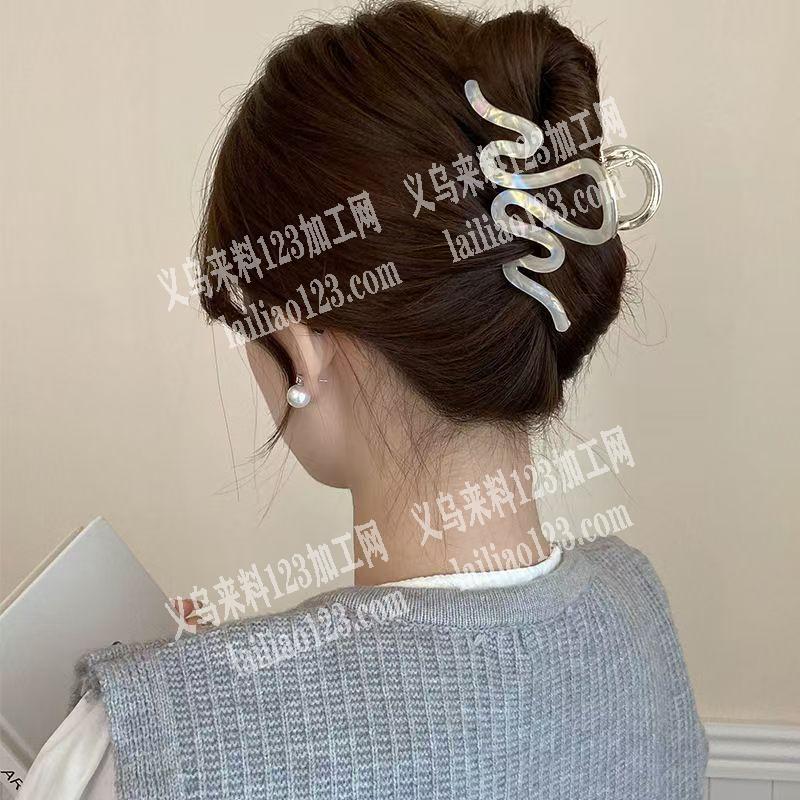 合金抓夹上面贴亚克力板材手工活，如图，寻