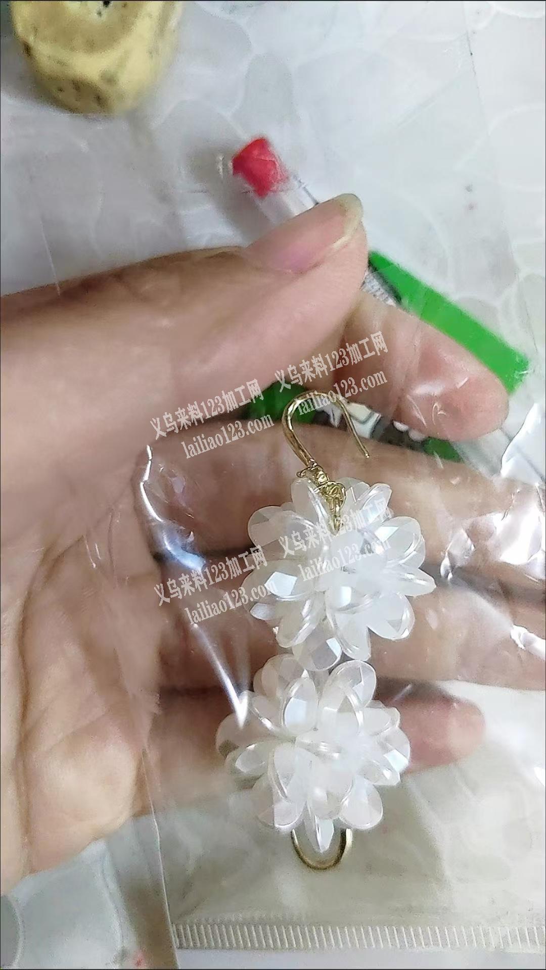 穿配件编织花球的手工活外发加工，编织耳环